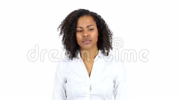 悲伤的黑人妇女白色背景视频的预览图