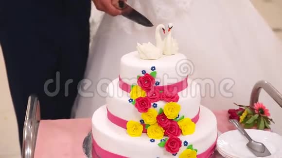 切婚礼蛋糕视频的预览图