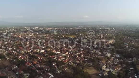 鸟瞰城市日惹印度尼西亚视频的预览图