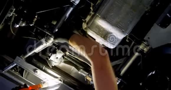 男机修工在4k车库维修汽车视频的预览图