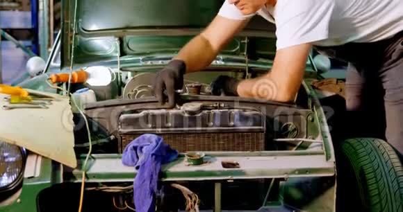 男机修工维修一辆汽车4K视频的预览图
