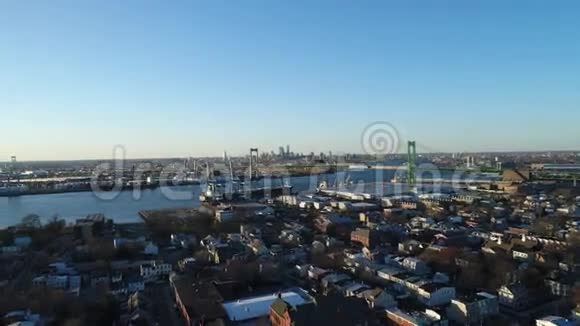 特拉华河畔社区和港口城市格洛斯特的鸟瞰图视频的预览图