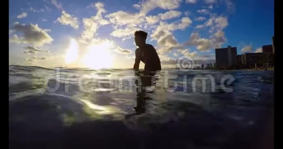 冲浪者可在海水中冲浪4k视频的预览图