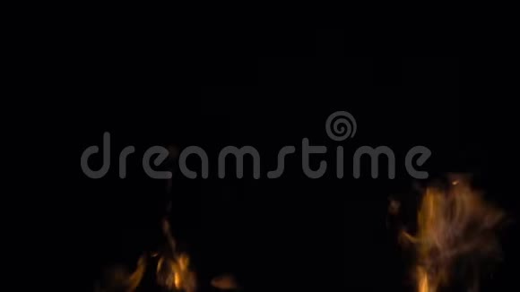 夜间燃烧火焰的录像视频的预览图