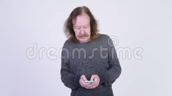 戴胡子的快乐老人用电话视频的预览图