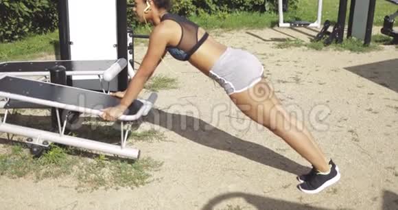 在公园里训练女人视频的预览图
