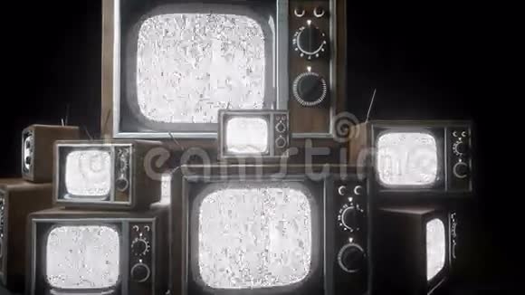 一堆复古古董电视在黑暗的房间里噪音电视现实的4k动画视频的预览图