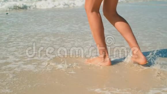 在阳光下沙滩上浪荡的女人视频的预览图