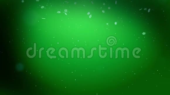 美丽的3d雪花在空气中缓慢的运动在夜间在绿色的背景作为圣诞动画使用新年视频的预览图
