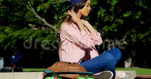 4k阳光明媚的一天坐在公园里的女人视频的预览图