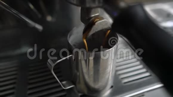 用咖啡机煮浓咖啡视频的预览图