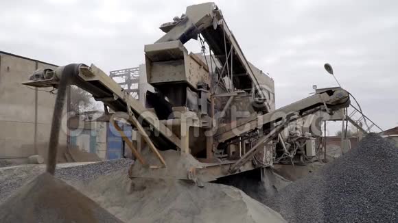 采矿机将矿石开采成精细原料视频的预览图