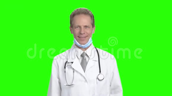 微笑的男医生伸出大拇指视频的预览图