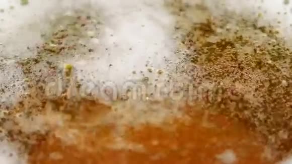 玻璃杯中的啤酒气体和泡沫的气泡视频的预览图