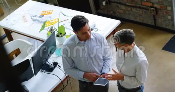 办公室管理人员讨论办公室4k的数码平板电脑视频的预览图