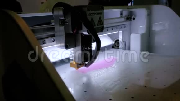 3D印刷机制作塑料模型视频的预览图