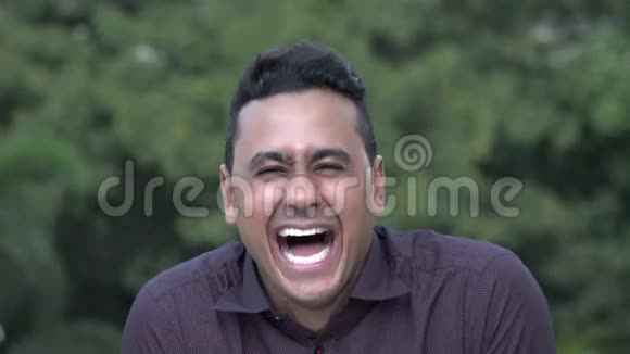 笑容可掬的拉美裔男子视频的预览图