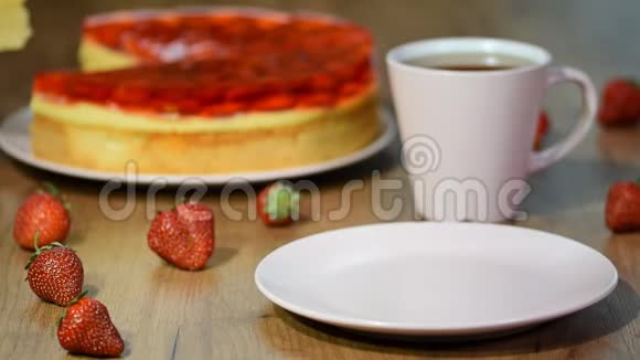 一块草莓果冻蛋糕视频的预览图