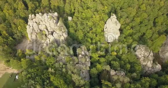 乌克兰喀尔巴阡山Dovbush岩石的鸟瞰图视频的预览图