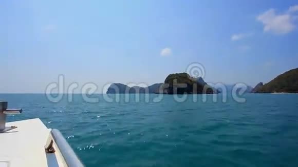 在海洋岛屿旁边航行快艇视频的预览图