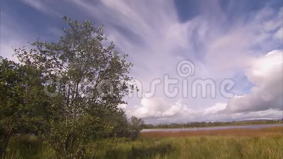 山和天空带着绿色的土地视频的预览图