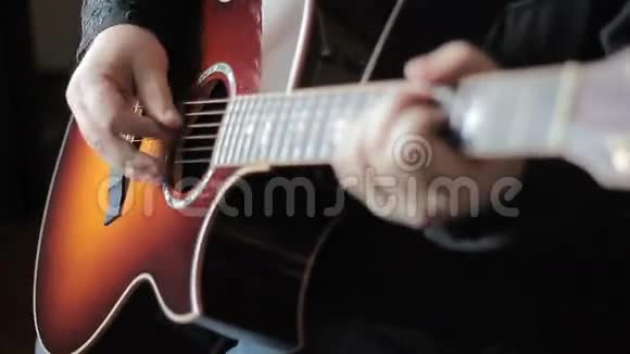 弹声吉他的人视频的预览图