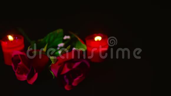 伴随着蜡烛的燃烧和红玫瑰的情人节画面视频的预览图