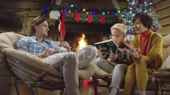 家庭圣诞节晚上靠壁炉视频的预览图