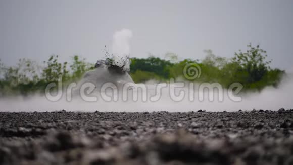 泥火山BledugKuwu印度尼西亚视频的预览图