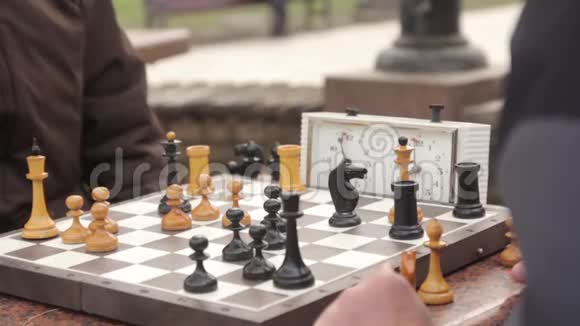 秋天养老金领取者在公园里下棋乌克兰基辅视频的预览图