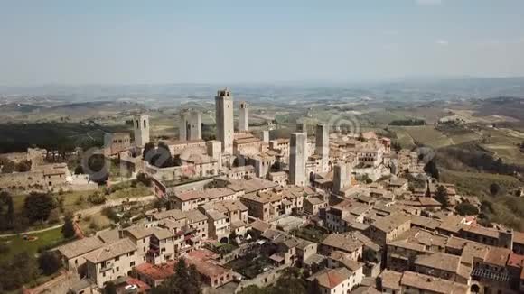 无人机空中景观的奇妙村庄圣吉米尼亚诺联合国教科文组织世界遗产意大利托斯卡纳视频的预览图
