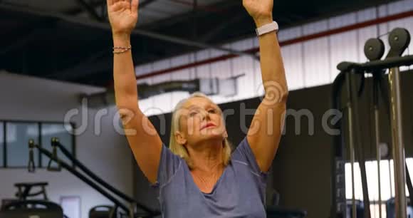 老年妇女在健身室伸展4k视频的预览图
