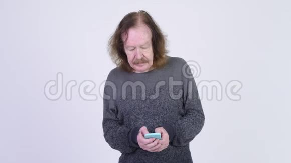快乐的胡子老人用电话思考视频的预览图