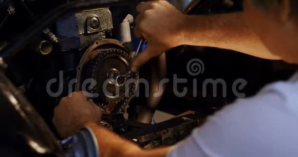 男机修工维修一辆汽车4K视频的预览图