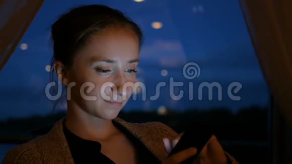 在咖啡馆里用智能手机的女人视频的预览图