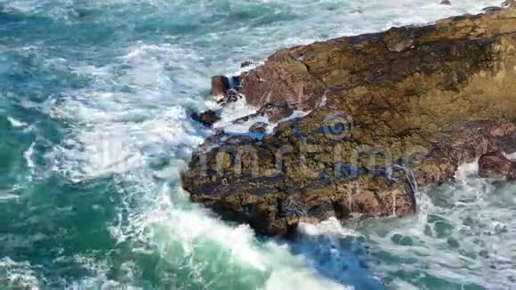 太平洋波浪在北加利福尼亚的岩石上冲刷视频的预览图