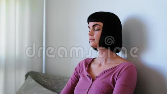 女在客厅练瑜伽4k视频的预览图