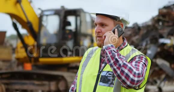 男性工人在移动电话4k视频的预览图