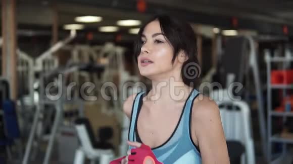 在健身房跑步机上跑步的女孩做有氧运动的年轻女人在健身房锻炼跑步机视频的预览图