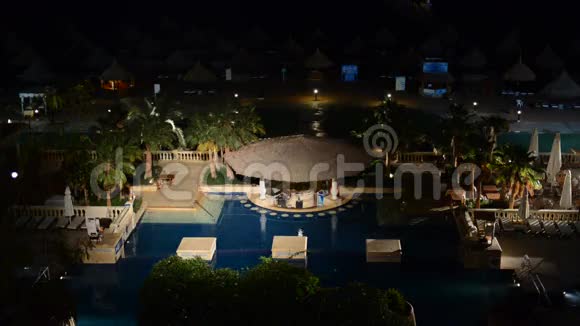 豪华酒店的游泳池和酒吧夜间照明视频的预览图