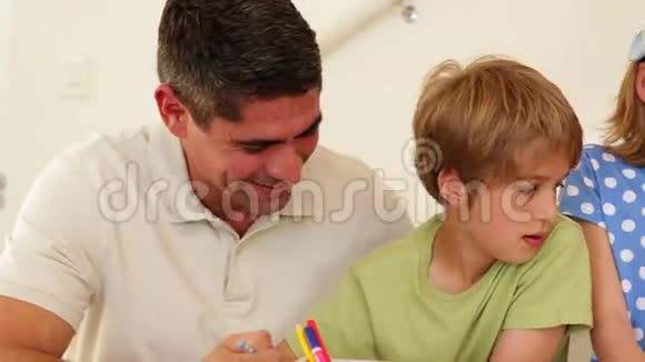 可爱的父母和孩子一起着色视频的预览图
