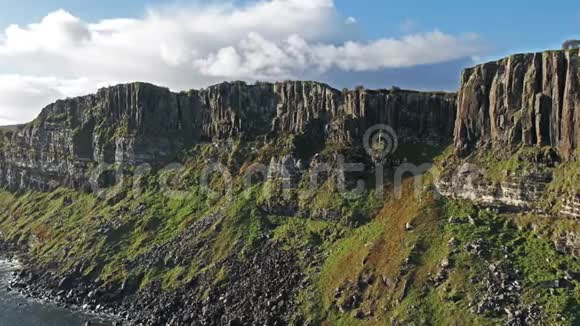 斯塔文在悬崖上的壮观海岸线的鸟瞰与著名的KiltRock瀑布斯凯岛视频的预览图