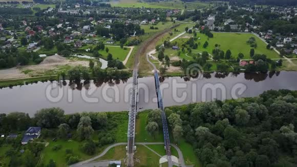 高加河铁路桥拉脱维亚空中无人机顶景4KUHD视频视频的预览图