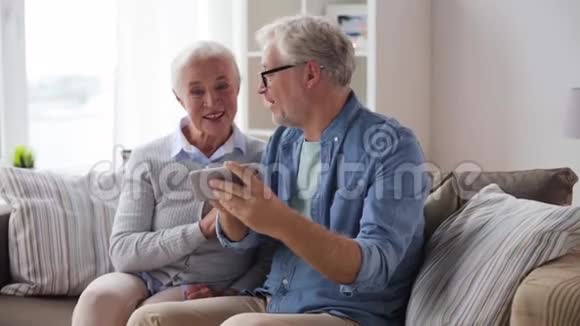 有智能手机的快乐老夫妻视频的预览图
