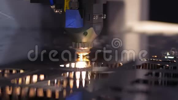 车间切割钣金重工业的现代工具危险的工作高精度钢件制造视频的预览图