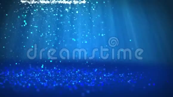 蓝色圣诞树从发光发亮的粒子在左边广角拍摄圣诞节背景下的冬季主题视频的预览图