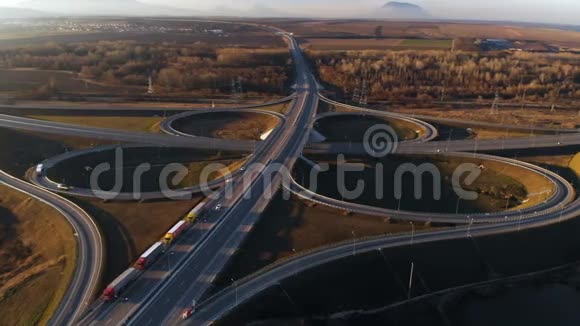 空中观景公路和立交桥有汽车和卡车公路交叉口是城外的一个两层公路交叉口视频的预览图