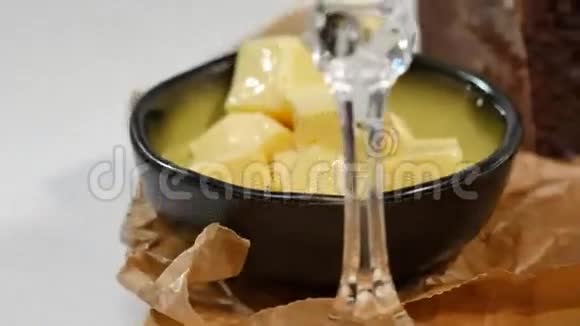 黄油丁鱼子酱黑面包一碗红鱼子酱配勺子配白面包片黄油和香草视频的预览图