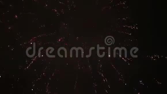 爆炸和五彩缤纷的节日烟花在夜空视频的预览图
