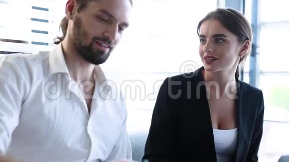 商务办公室在电脑工作的男人和女人视频的预览图